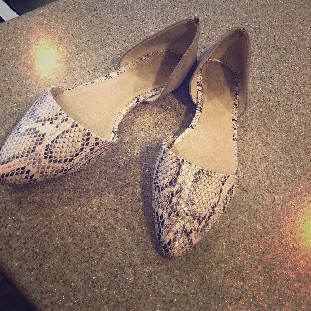 Flats snake skin texture